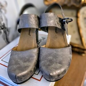 Pierre Dumas Women's Silver Flats with Bow Detail